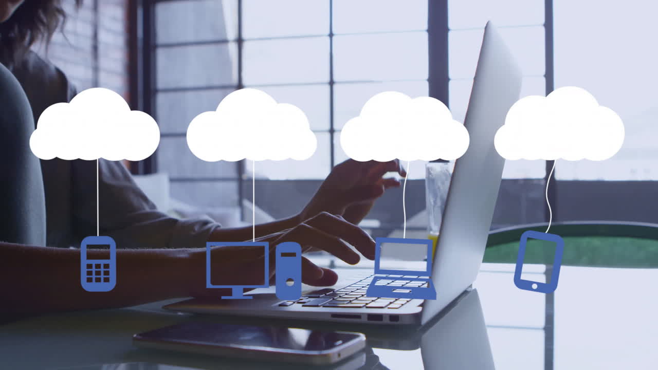 animación de iconos de los medios sobre el hombre caucásico usando portátil