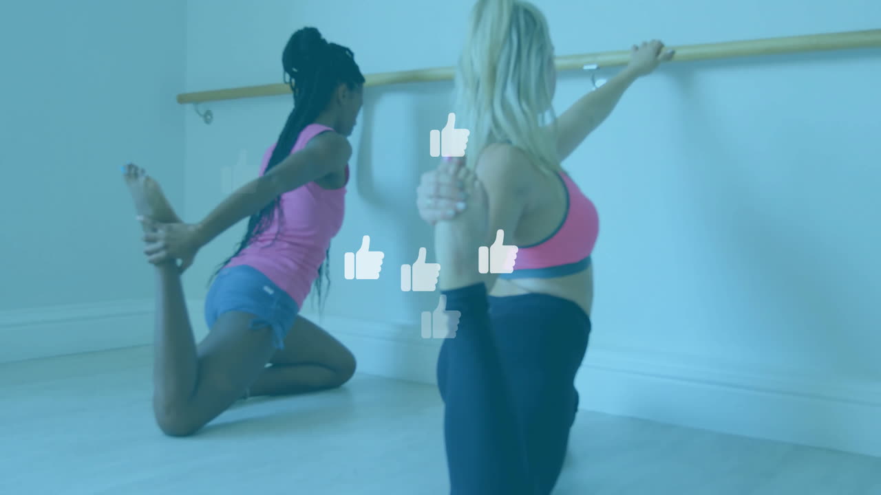 mujeres estirándose en el estudio de baile con los pulgares animados sobre ellos