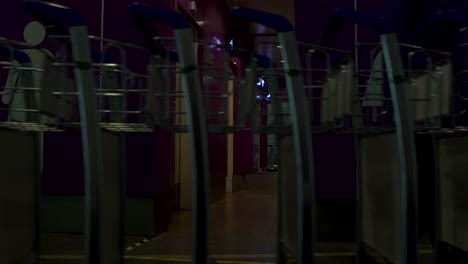 pasando carros para equipaje cerca de la entrada al baño en el aeropuerto