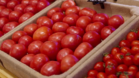 tomates frescos en cajas de madera