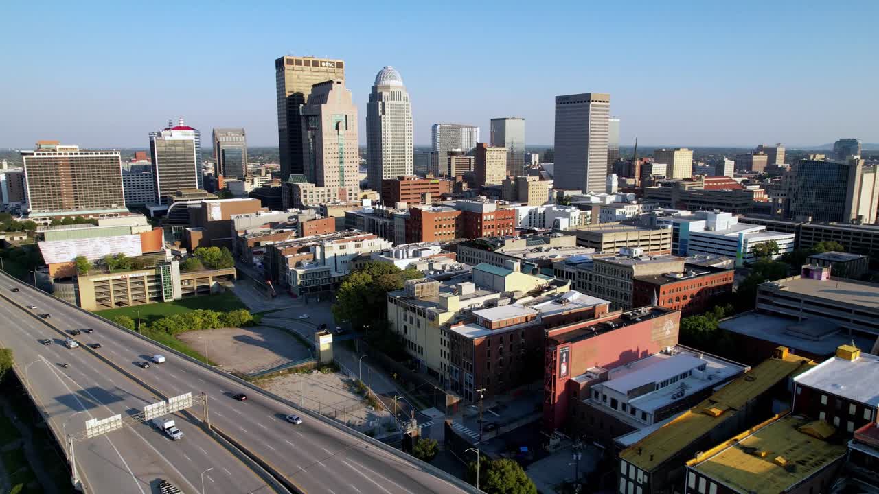 루이빌 스카이라인으로의 교통을 통한 공중 푸시