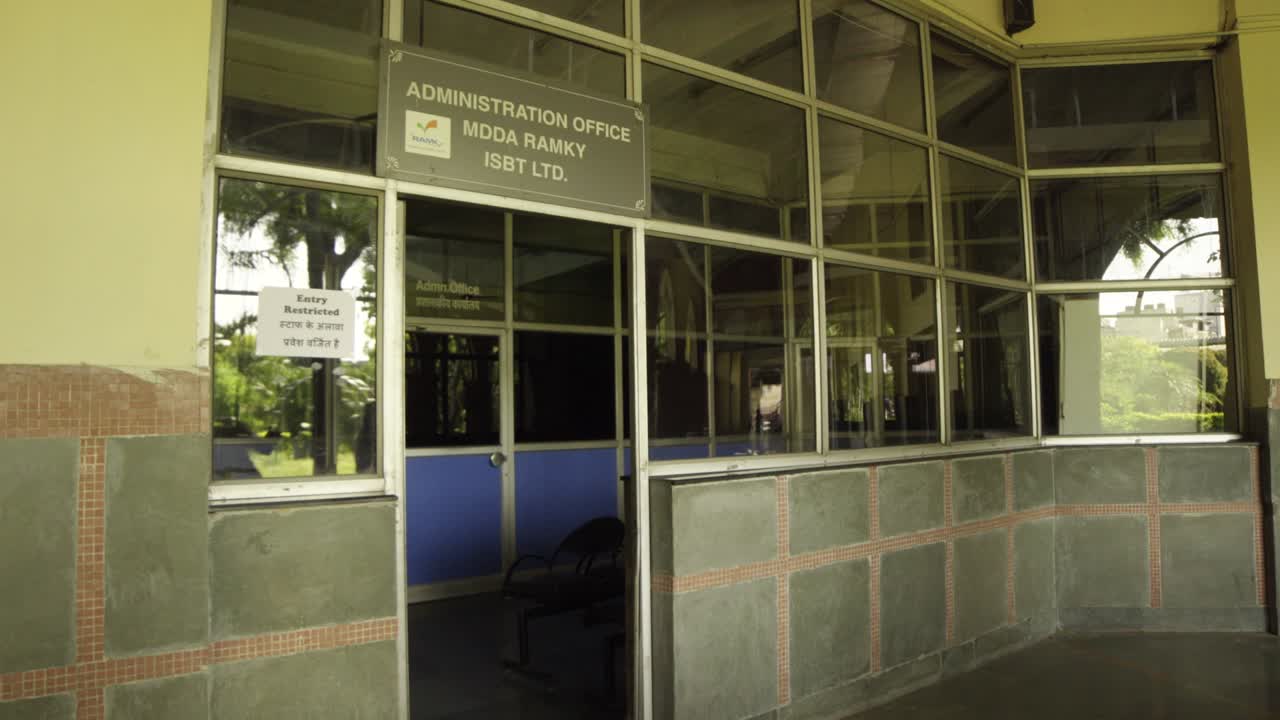 코로나19 팬데으로 인해 버스 정류장이 문을 닫았습니다.