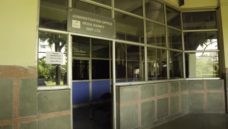 la estación de autobuses cerrada debido a la pandemia de covid-19