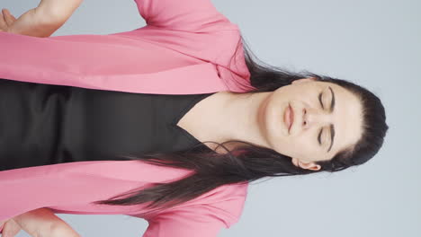 지루한 사업가 여성이 불행하게 카메라를 바라보는 수직 비디오.