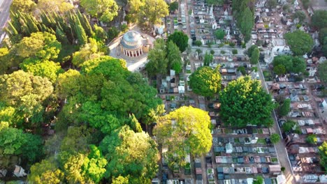 Bello,-Cinemático-Y-Todo-Cementerio-Lleno-Despues-De-La-Pandemia-Del-Covid