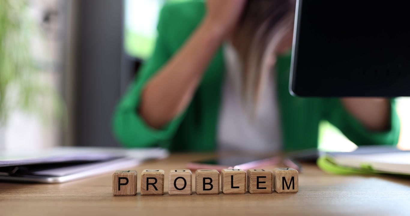 Problemet er indskriften på trækuber, nærbillede.