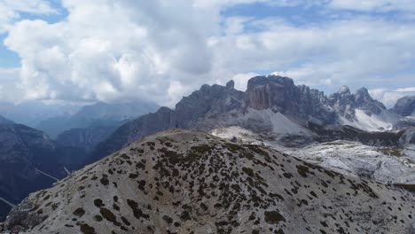 Un-Joven-Disfruta-De-La-Vista-Del-Paisaje-De-Los-Dolomitas-En-El-Norte-De-Italia-En-Un-Día-Azul-Claro