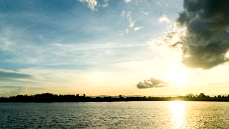 timelapse colorido cielo dramático con nubes al atardecer