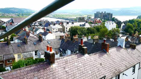 Por-Encima-De-Los-Tejados-De-Casas-Residenciales-Dentro-Del-Paisaje-Urbano-Del-Castillo-De-Conwy-Murallas-De-Piedra