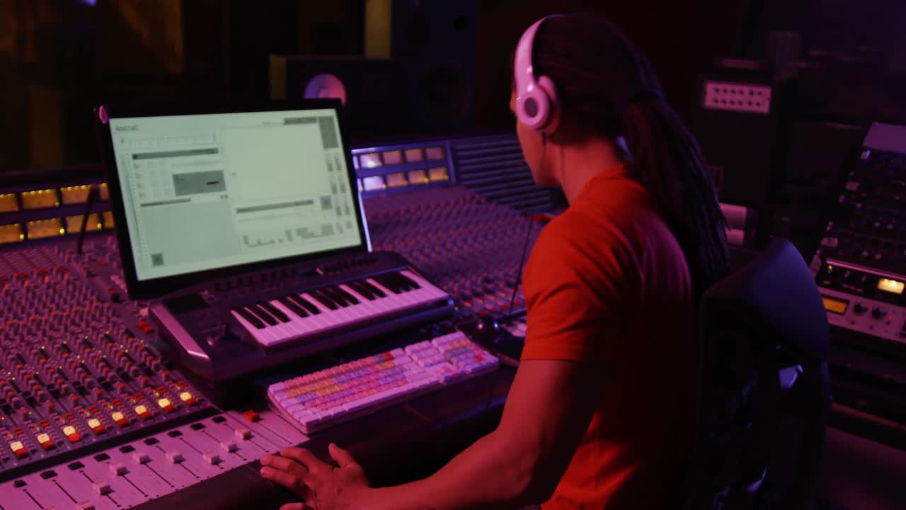 ⁇ 싱 데스크 에서 일 하는 남성 사운드 엔지니어