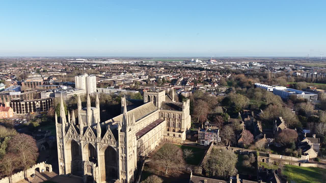 Katedra w Peterborough, Cambridgeshire, Wielka Brytania – oddalenie, ujęcie lotnicze z drona, odwrócenie, ukazanie