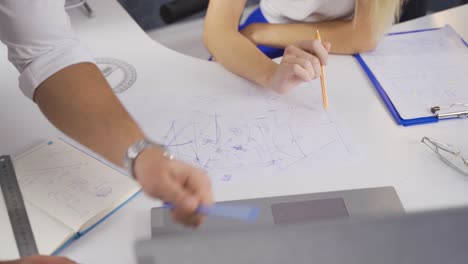 el arquitecto presenta su proyecto y dibujo.