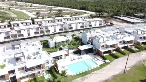 El-Nuevo-Barrio-De-Punta-Cana-Llamado-Vista-Cana,-La-Construcción-De-Apartamentos-Y-El-Pueblo-Se-Muestra-A-Través-De-Perspectivas-Aéreas.