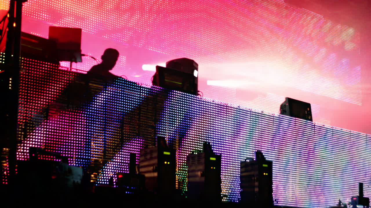 콘서트에서 공연하는 dj