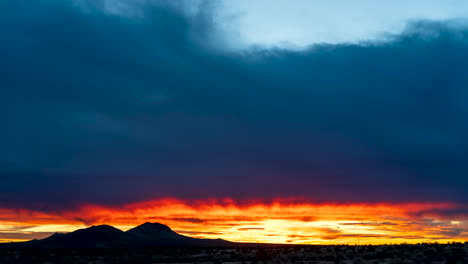 el sol sale en una gloria colorida sobre el terreno accidentado del desierto de mojave - lapso de tiempo estático y de gran angular