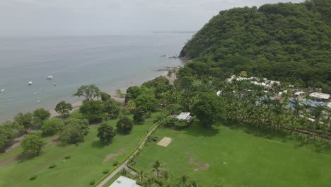 maravillosa playa selvática y botes