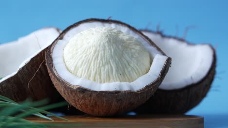 cocos recién cortados en rodajas