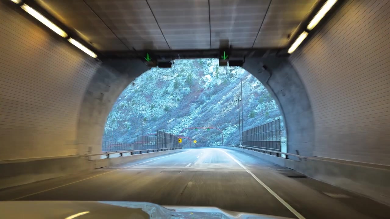 美国州际公路隧道内的高速驾驶，以驾驶员视角呈现。