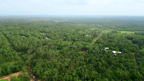 Luftdrohne-Eines-Ländlichen-Anwesens-Mit-Dichtem-Wald-Aus-Grünem-Buschland,-Wohngebiet-Darwin,-Northern-Territory,-Australien