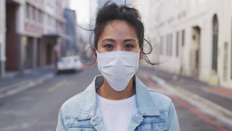 mujer con máscara médica de coronavirus mirando a la cámara