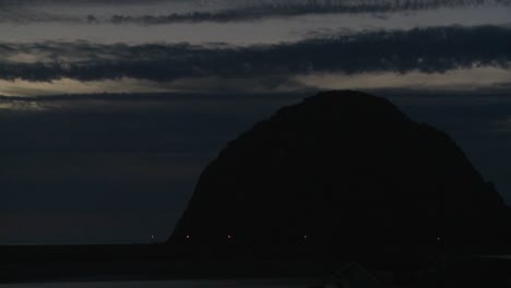 Un-Lapso-De-Tiempo-Rodado-Sobre-Una-Montaña-Redonda-Oscura-En-Morro-Bay,-California