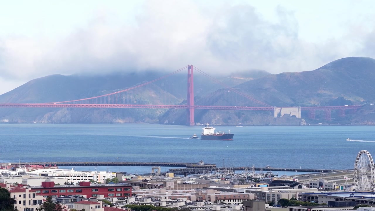 アメリカ合衆国カリフォルニア州のサンフランシスコ湾に架かる、朝霧に包まれたゴールデンゲートブリッジ。ドローンによる横からの撮影。