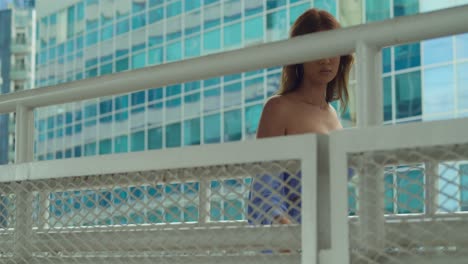 열대 섬 트리니다드에서 어린 소녀가 바람에 머리를 날리며 워크오버를 걸어갑니다.