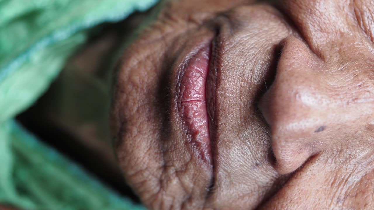 primer plano de la cara de una anciana