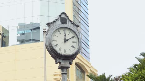 4K-Aufnahmen-Einer-Großen-Analogen-Uhr-Als-Zehn-Minuten-nach-Zwölf-Markierung,-Die-In-Den-Straßen-Von-Panama-City-Installiert-Ist