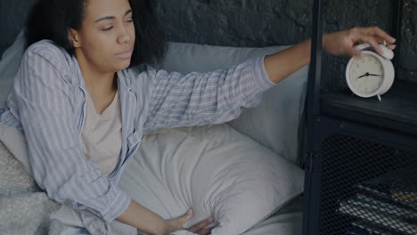 mujer despertando en la cama