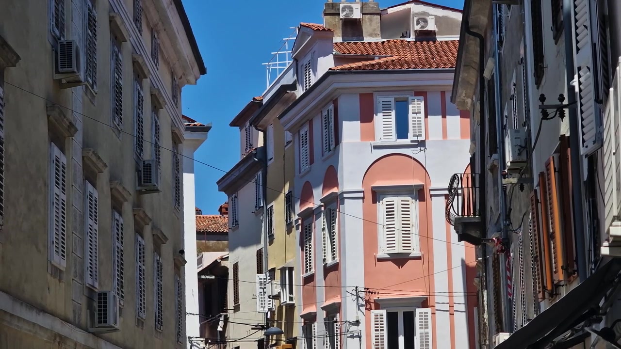 Edifici residenziali nel centro storico di Pirano, Slovenia. Architettura veneziana mediterranea
