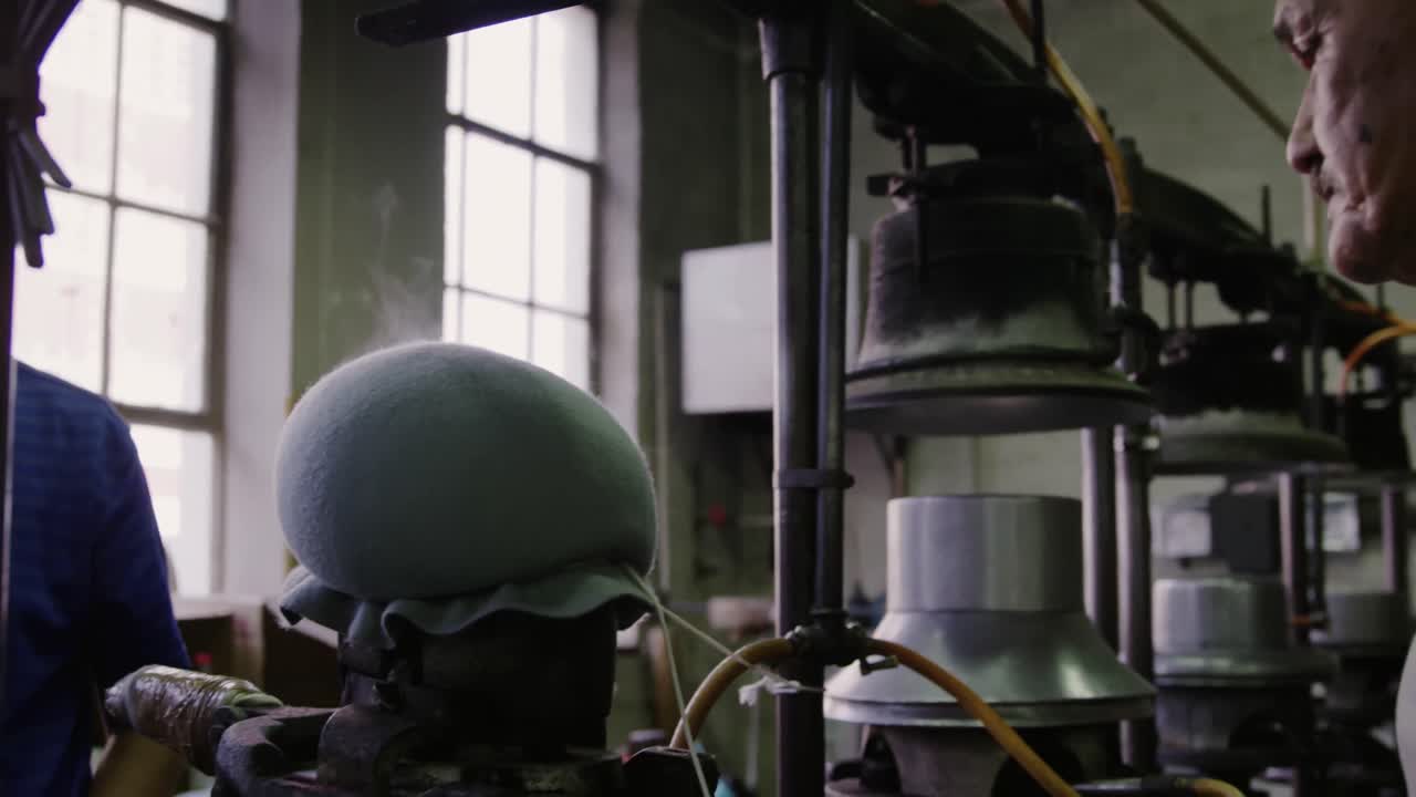 hombre de raza mixta trabajando en una fábrica de sombreros