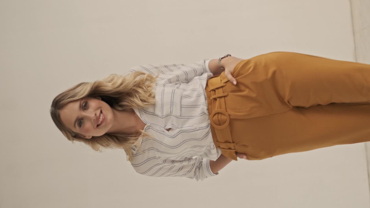 vista giratoria de la moda mujer bonita se está moviendo a la cámara