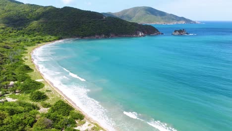 un avión no tripulado se acerca a una playa en el parque nacional tayrona, en las estribaciones de la sierra nevada de santa marta, la montaña costera más alta del mundo ubicada en colombia, américa del sur.