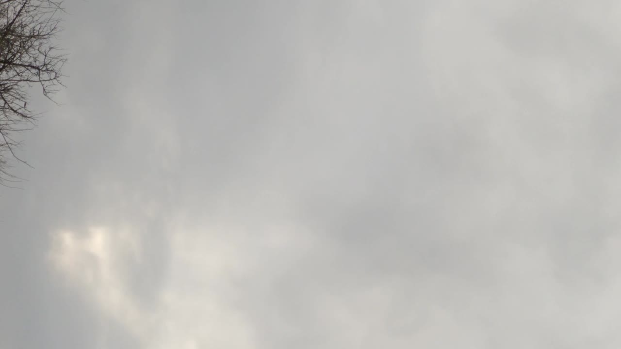 timelapse de un día nublado pero soleado