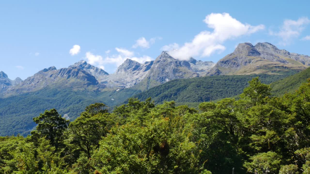 toma panorámica de la iluminación de la cordillera por el sol y la selva tropical en el valle