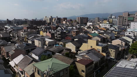 Casas-Y-Edificios-En-Kyoto,-Japón---Toma-Aérea-De-Drones