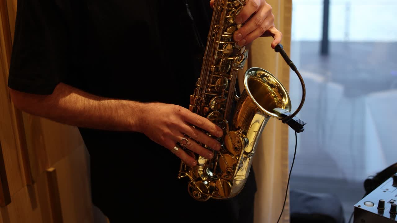 hombre tocando el saxofón dorado en un restaurante
