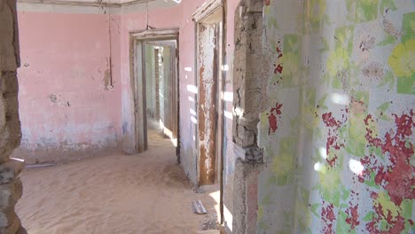 Sand-Weht-Durch-Ein-Verlassenes-Gebäude-In-Der-Edelsteinbergbau-Geisterstadt-Kolmanskop,-Namibia?