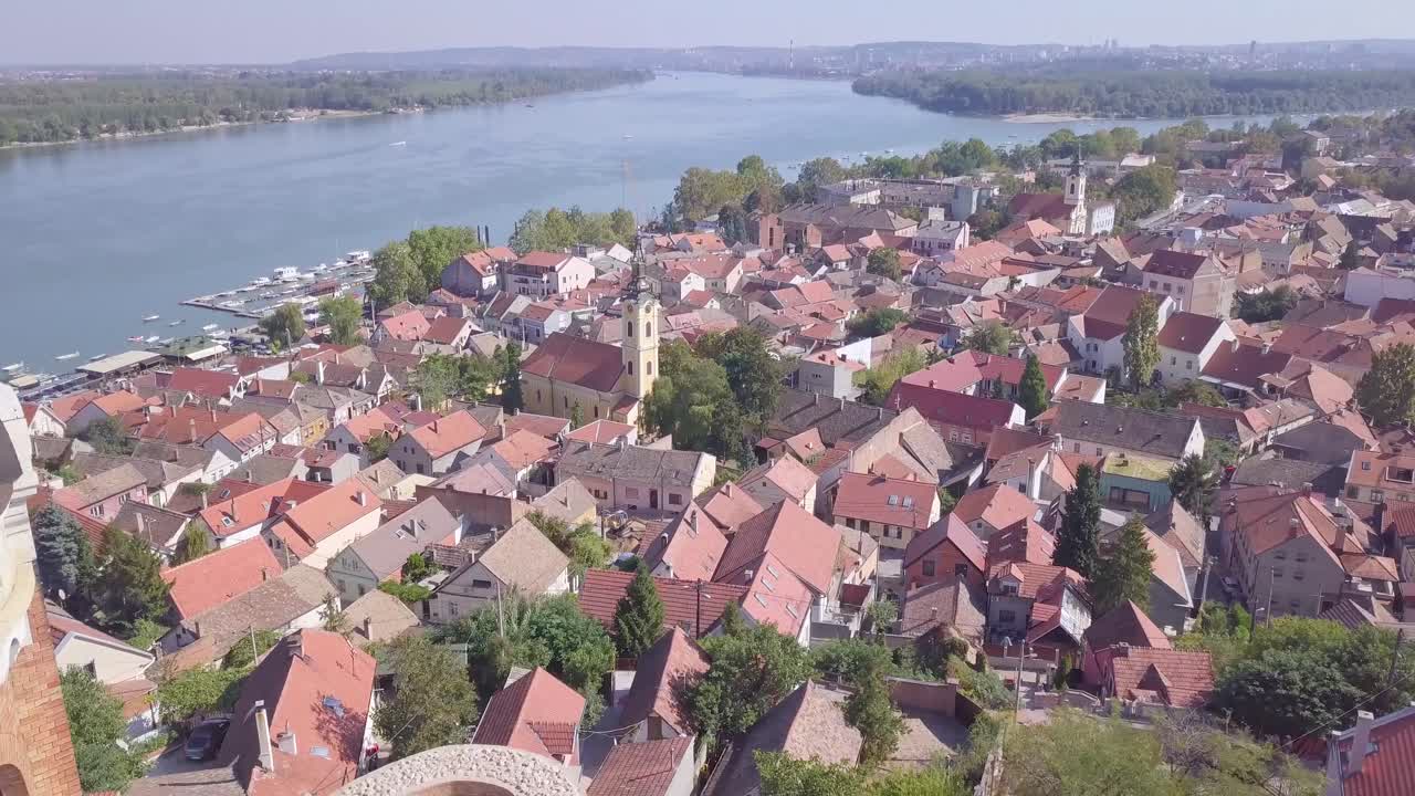 increíble establecimiento de una toma aérea de 4k de la torre gardos en zemun, belgrado danubio
