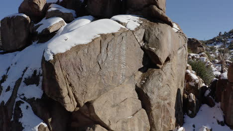 formación rocosa cubierta de nieve, parque nacional joshua tree en un soleado día de invierno