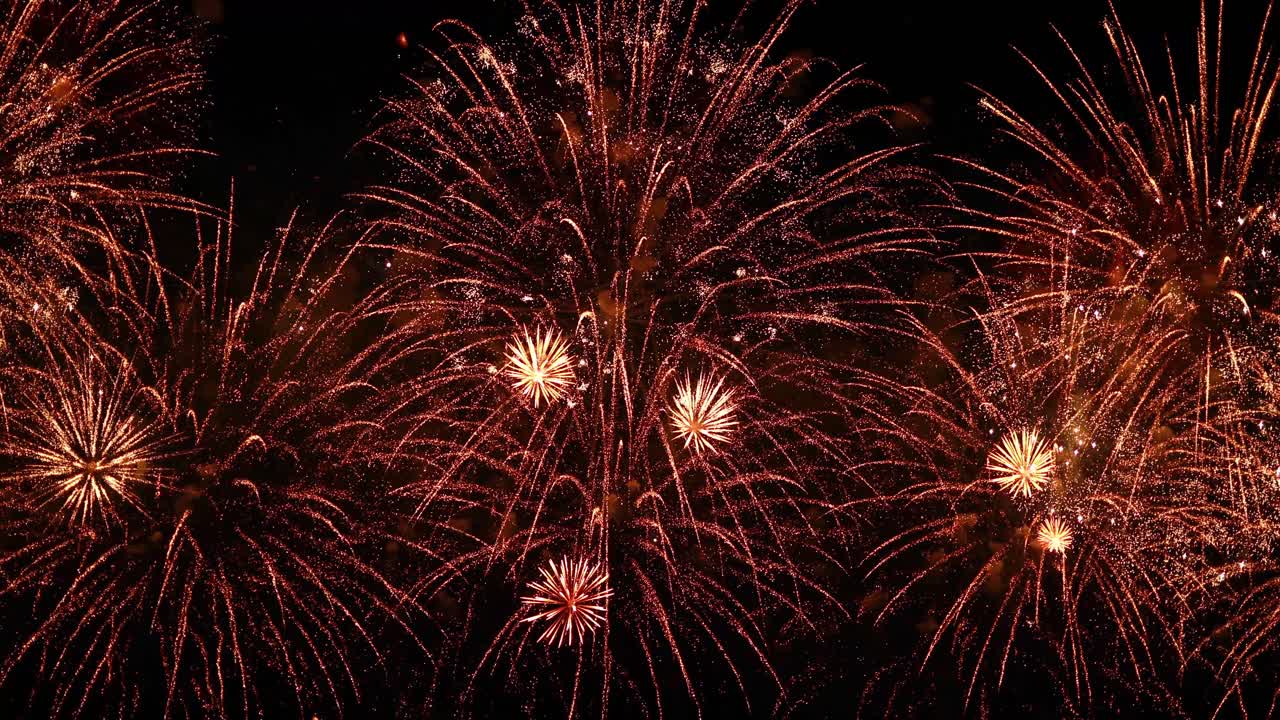 coloridos fuegos artificiales explotando en el cielo nocturno. celebraciones y eventos en colores brillantes.