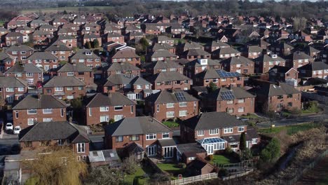 Suburbano-Barrio-Residencial-Londres-Hogares-Tejados-Bienes-Raíces-Propiedad-Aérea-Dolly-Izquierda-Vista