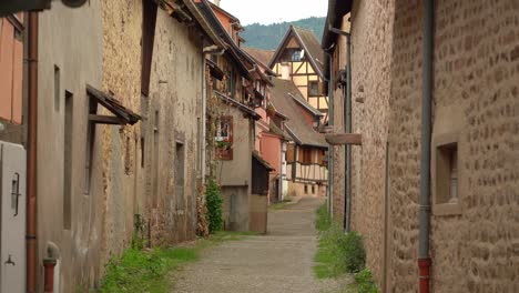 Eguisheim-Ist-Ein-Sehr-Angenehmer-Ort,-Den-Man-Zu-Fuß-Erkunden-Kann.-Die-Ummauerte-Stadt-Erstreckt-Sich-In-Konzentrischen-Kreisen-Und-Es-Ist-Sehr-Angenehm,-Darin-Spazieren-Zu-Gehen.