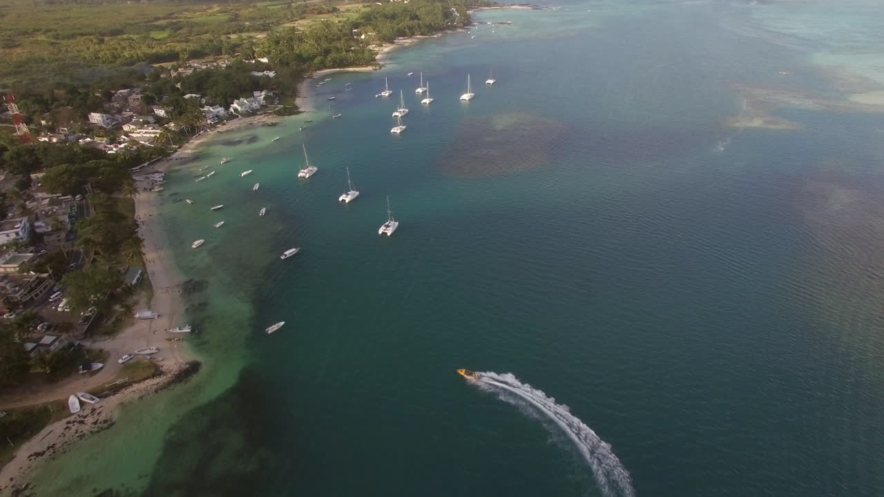 인도양의 모래 해변과 투명한 물을 가진 해안의 공중 조류 시각 모리티쿠스 섬
