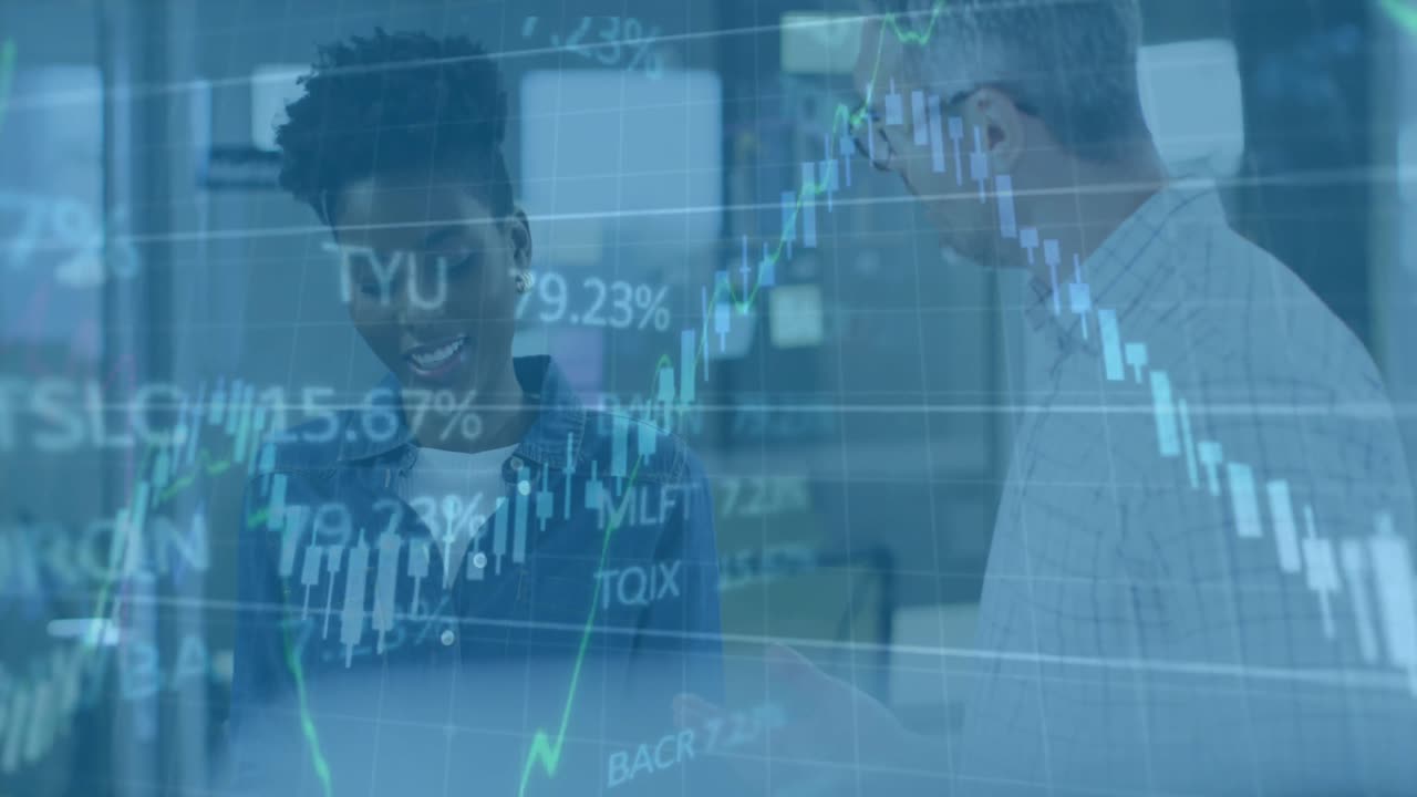 animación del procesamiento de datos financieros contra hombres y mujeres diversos discutiendo en la oficina