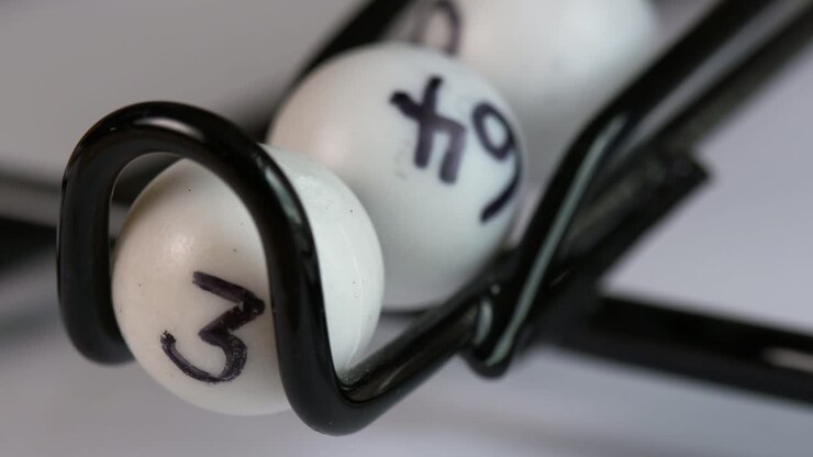 Primo piano di un estrattore di palline della lotteria o del Bingo mentre escono i numeri vincenti