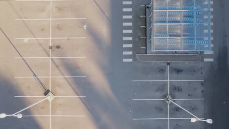 vista aérea del estacionamiento vacío durante el cierre pandémico covid-19 durante el día