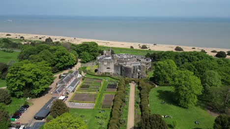 Walmer-Castle-Deal-Kent-Großbritannien-Schwenkdrohne,-Luftmeer-Im-Hintergrund