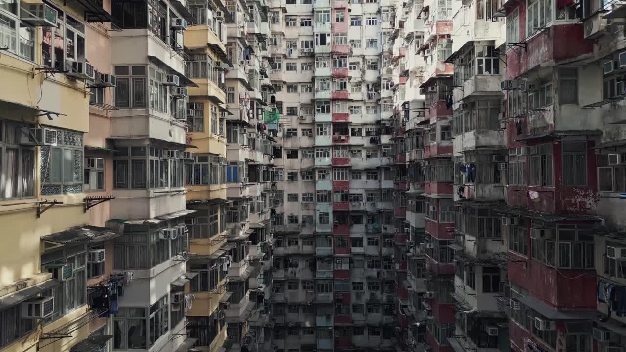 aerial de un viejo complejo de apartamentos llamado yick fat en quarry bay, hong kong, china